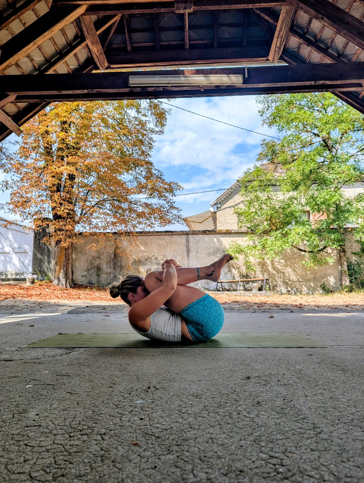La posture du vent soulagé (Pavanamuktasana)- Fanny Heinrich Posture yoga