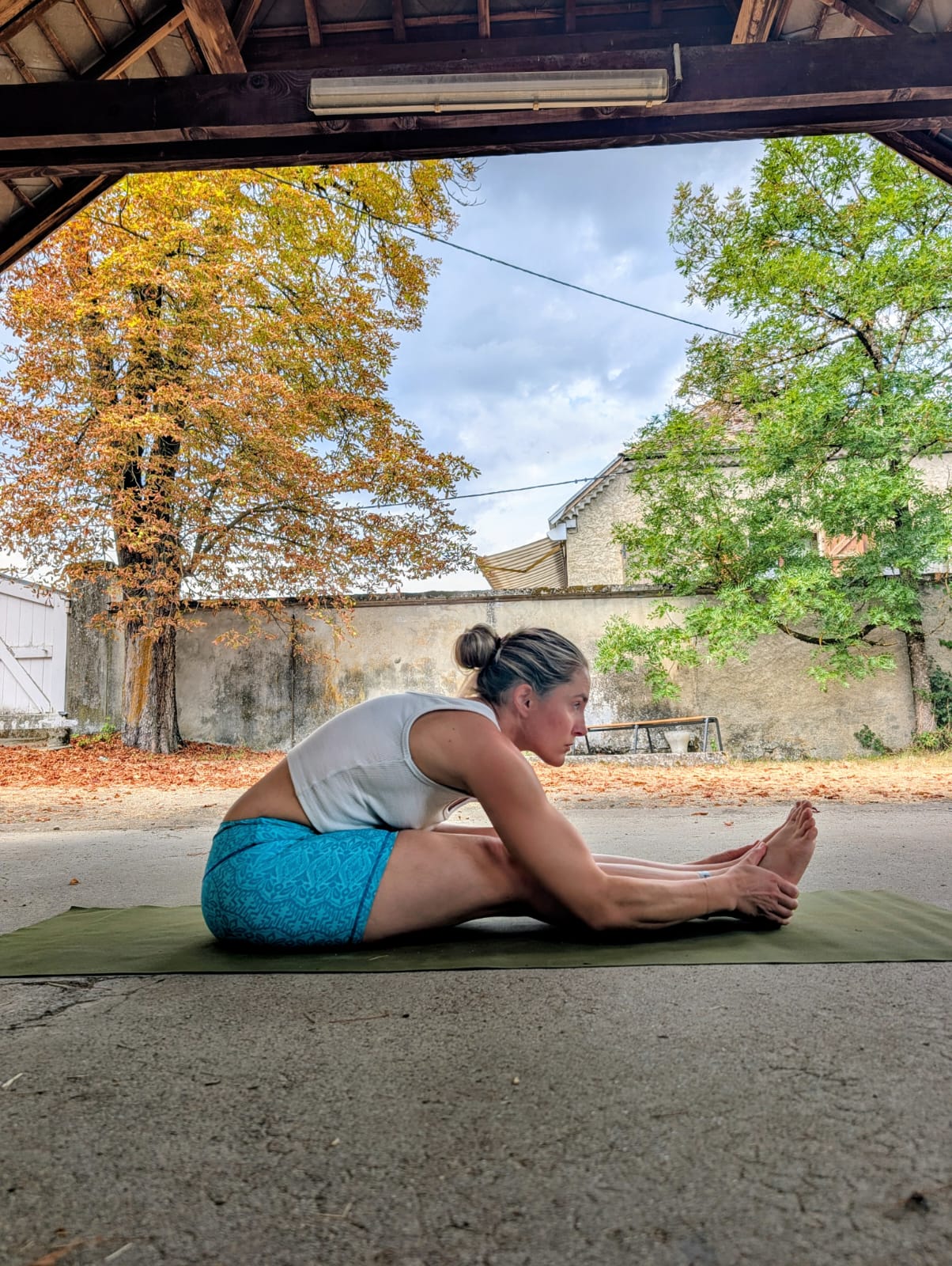 La posture de la pince assise (Paschimottanasana) Posture yoga troubles digestifs Heinrich Fanny